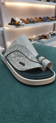 صورة حذاء شرقي جلد ثعبان ارضيه ملبس مريح ومانع الانزلاق